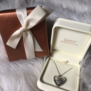 Jared heart shaped locket necklace✨
